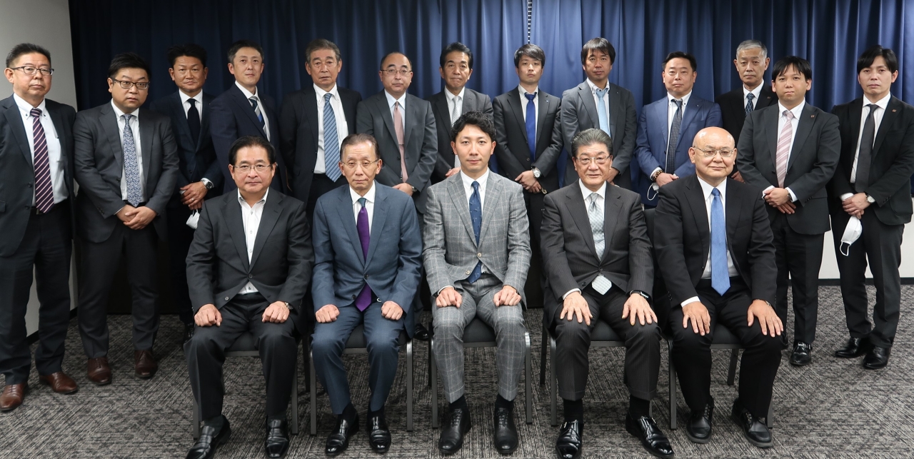 九州地区委員会(前列中央 麻生九州地区委員長)